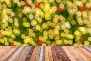 Mesa de madera vacía con árbol de navidad borroso con fondo de luz bokeh foto