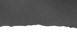 tiras de bordes rasgados de papel negro rasgado aislado sobre fondo blanco foto