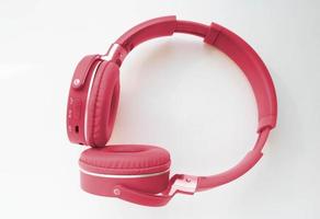 auriculares de moda hechos de cuero rojo sobre un fondo blanco. foto