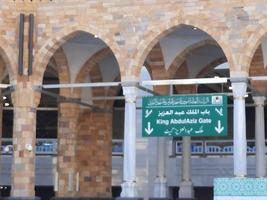 la meca, arabia saudita, diciembre de 2022 - hermosa vista de las puertas de entrada en masjid al haram, la meca, arabia saudita. cada puerta tiene un cartel con su nombre. foto