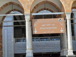 la meca, arabia saudita, diciembre de 2022 - hermosa vista de las puertas de entrada en masjid al haram, la meca, arabia saudita. cada puerta tiene un cartel con su nombre. foto