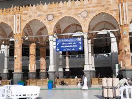 la meca, arabia saudita, diciembre de 2022 - hermosa vista de las puertas de entrada en masjid al haram, la meca, arabia saudita. cada puerta tiene un cartel con su nombre. foto