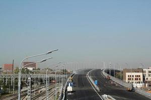 nuevo sitio de construcción de carreteras de intersección de tráfico. desarrollo de cruce de infraestructura de transporte, mejora de carretera. problema de superpoblación. paso elevado de erección del acorde noreste en moscú, rusia foto