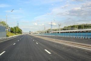 nuevo sitio de construcción de carreteras de intersección de tráfico. desarrollo de cruce de infraestructura de transporte, mejora de carretera. problema de superpoblación. paso elevado de erección del acorde noreste en moscú, rusia foto