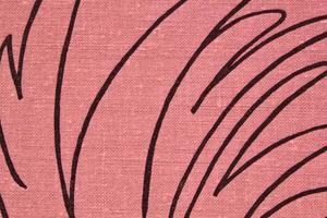 fondo de diseño abstracto de textura de intersección de grano grueso rosa de tela áspera con líneas pintadas de negro entrelazadas. saco de lino tela de arpillera de lona textil. primer plano, maqueta, vista superior foto