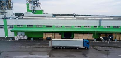cargando el camión en la fábrica. transporte. nave industrial foto