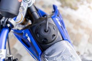 primer plano de motocicleta de enduro de tanque azul foto