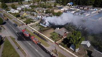 edificio residencial de incendios en la vista aérea de la ciudad foto