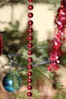 adornos navideños que se encuentran en un árbol natural, ofreciendo color y un impacto visual especial foto