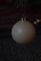 bola de navidad hecha de diferentes elementos de plástico y gominolas, específicos para la temporada en la que estamos