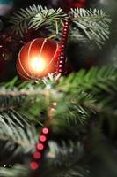bola de navidad de brillo naranja encontrada en un árbol natural foto