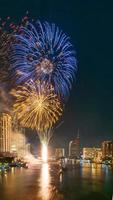 fuegos artificiales en el río en el cielo oscuro foto