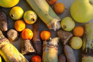 ingredientes básicos para preparar un ponche de frutas mexicano foto