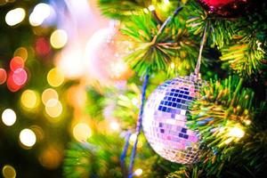 adornos navideños, adornos, bombillas navideñas o burbujas navideñas decoran el árbol foto