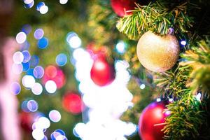 adornos navideños, adornos, bombillas navideñas o burbujas navideñas decoran el árbol foto