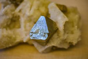 cristal de pirita mineral en bruto foto