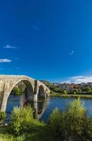 puente arslanagic sobre el río trebisnjica en trebinje, bosnia y herzegovina foto