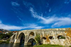 puente arslanagic sobre el río trebisnjica en trebinje, bosnia y herzegovina foto