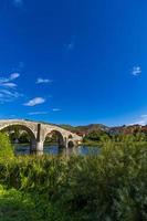 puente arslanagic sobre el río trebisnjica en trebinje, bosnia y herzegovina foto