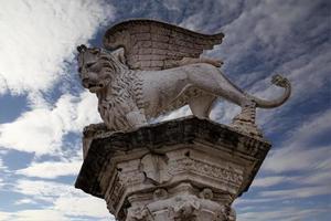 columna con el león alado veneciano en piazza dei signori en vicenza, italia foto