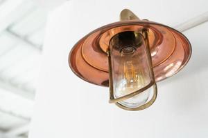 lámparas incandescentes en un café moderno. lampara edison diseño de interiores moderno. foto