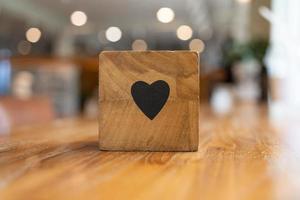 bloques de madera con el símbolo del concepto de citas del corazón. cubos de bloques de madera, con iconos y espacio de copia foto