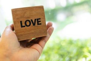 palabra amor. bloques de amor la palabra amor formada con pequeños bloques de madera. enfoque selectivo. foto