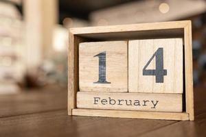 14 de febrero feliz día de los enamorados. 14 de febrero texto de fecha de calendario en bloques de madera con espacio personalizable para texto o ideas. copie el espacio y el concepto de calendario. foto