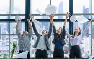 el equipo de jóvenes empresarios asiáticos y la puesta en marcha tienen una reunión de negocios y celebran el logro del éxito después del proyecto de fin de año foto