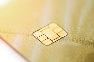 tarjeta de crédito dorada con enfoque selectivo de microchip foto