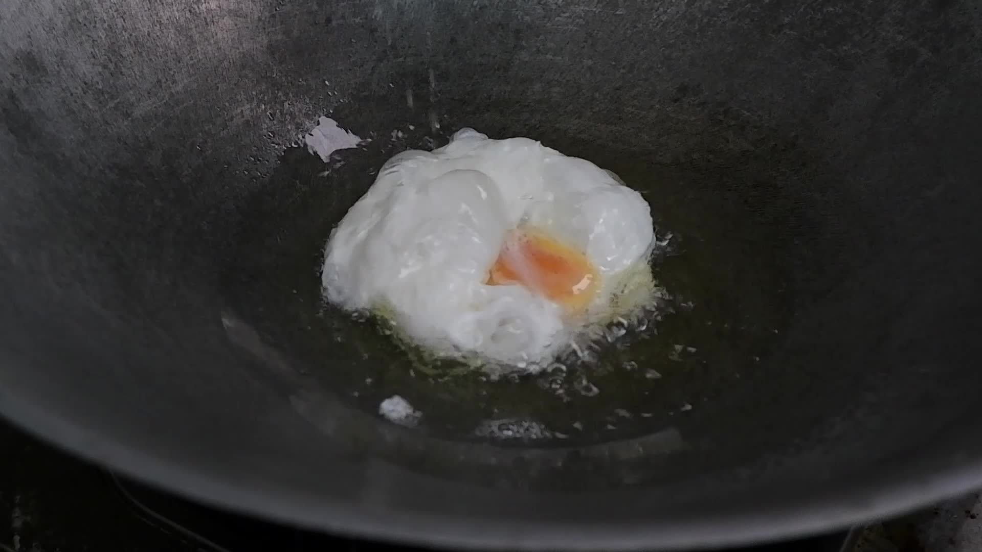 How to fry a fried egg in a frying pan with hot oil and turn the omelet