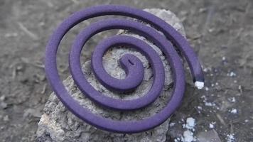 Los espirales para mosquitos son espirales púrpuras combustibles que se colocan sobre rocas. el olor y el humo repele mosquitos e insectos. video