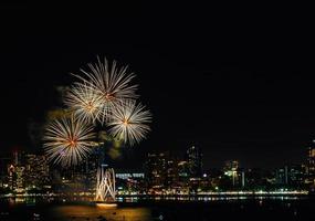 el fondo de fuegos artificiales de colores abstractos ilumina el cielo con una exhibición deslumbrante foto