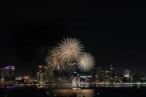 el fondo de fuegos artificiales de colores abstractos ilumina el cielo con una exhibición deslumbrante foto