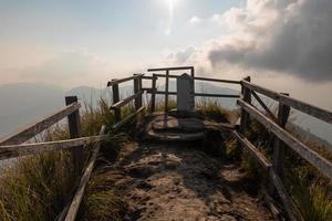 vista de la montaña phu chi dao o phu chee dao en chiang rai, tailandia foto