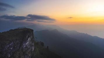 vista de la montaña phu chee fah en chiang rai, tailandia foto