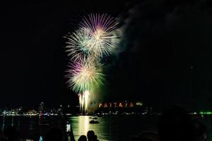 el fondo de fuegos artificiales de colores abstractos ilumina el cielo con una exhibición deslumbrante foto