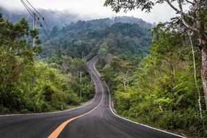 paisaje de la carretera que lleva a la montaña foto