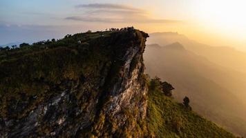 vista de la montaña phu chee fah en chiang rai, tailandia foto