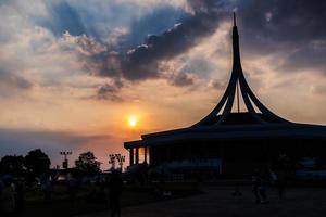 suan luang rama ix al atardecer o al atardecer bangkok, tailandia foto