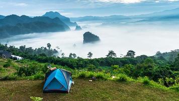 paisaje de montañas niebla y carpa parque nacional de phu lanka provincia de phayao al norte de tailandia foto