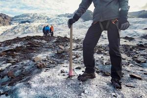 alpinista profesional en fotografía escénica de montaña nevada foto