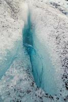 hoyo con agua clara en la foto del paisaje del glaciar