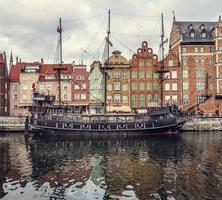 barco cerca de la costa en la foto del paisaje urbano de gdansk