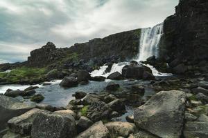 cascada pintoresca en la foto del paisaje del acantilado