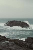 gran roca en la foto del paisaje del mar frío