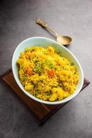 tahri, tehri, tehiri o tahari es una comida india de una olla hecha con vegetales mixtos y arroz foto