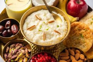 menú de desayuno sargi - karwa chauth antes de comenzar el ayuno o upwas en karva chauth, comida india foto