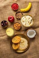 menú de desayuno sargi - karwa chauth antes de comenzar el ayuno o upwas en karva chauth, comida india foto