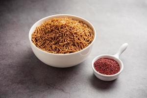 nachni o ragi sev es un delicioso fideo crujiente hecho de mijo, comida india saludable foto